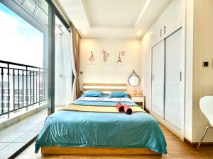 Cozy Skyline Studio with Beautiful Hanoi Night View and Smart TV