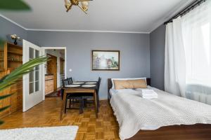 Piątkowska Homely Apartment by BookingHost