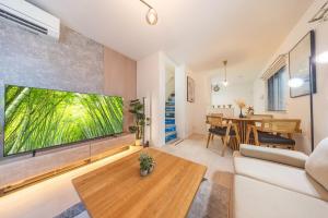 Newly Opened, 6 mins to Skytree, 2 mins on foot to the nearest station, 11 mins by train to Asakusa Station, Max 8 peoplele