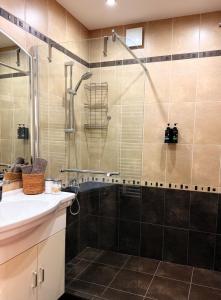 Modern 2BR Apartment Fast WiFi Near NDK