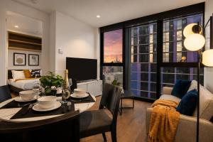 Stunning 2BR Apartment in Melb CBD with Pool and Gym