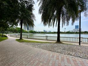 High Floor Apartment Overlooking Hanoi Skyline at Vinhomes Green Bay