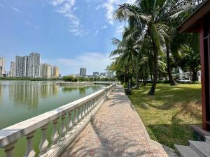 High Floor Apartment Overlooking Hanoi Skyline at Vinhomes Green Bay