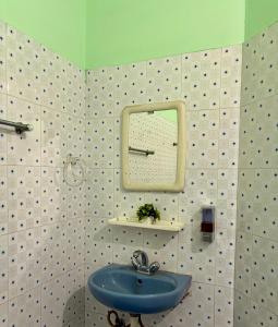 Monjaai - 1 Bedroom Retreat with Private Balcony, AC, Wi-Fi and Terrace