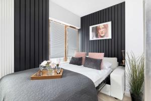 Black and Grey Studio for 2 People in Lublin Center by Noclegi Renters
