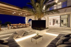 Ennea Villa, Pool, Whirlpool, Cinema Walk to Beach, By ThinkVilla