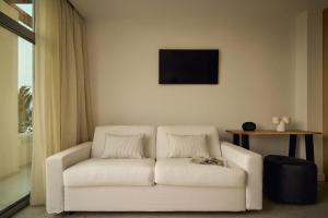 Ennea Villa, Pool, Whirlpool, Cinema Walk to Beach, By ThinkVilla