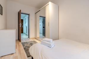Dolnych Wałów Central Apartment by BookingHost