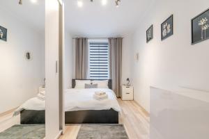 Dolnych Wałów Central Apartment by BookingHost
