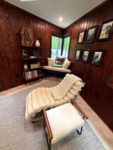 Luxury Creekside Treehouse Escape with Fire Pit in Brevard, NC