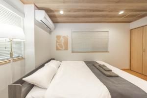 Newly Opened, View of Skytree from the bedroom, 5 mins by train to Skytree Station, 7 mins to the nearest station