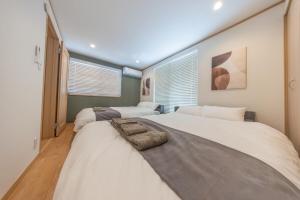 Newly Opened, View of Skytree from the bedroom, 5 mins by train to Skytree Station, 7 mins to the nearest station