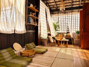 Private Charming Historic Wooden House 1 min to Chiang Mai Gate