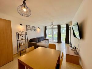 Modern One-Bedroom Apartment in Diamant by Menada