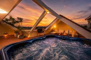 Spacious 8BR Rooftop Jacuzzi Villa for Groups near West Lake