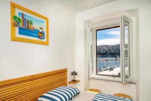 Studio Apartment Prvic with Sea View