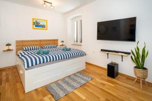 Studio Apartment Prvic with Sea View