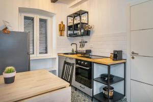 Studio Apartment Prvic with Sea View
