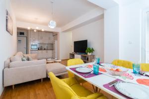 Modern Karpos Apartments