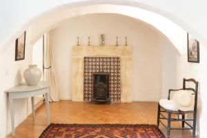 Casa Mezzodì - Luxurious 18th C. Farmhouse with Gardens & Pool