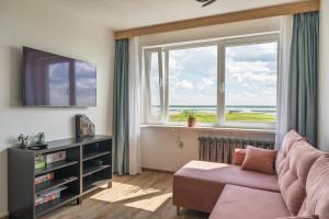 Lake View stay, stunning sunrises & free parking