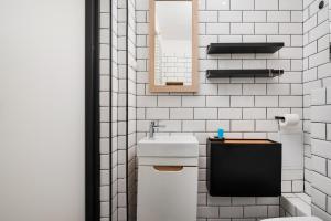 Royal Baths Cozy Colorful Studio by BookingHost