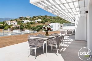 ViVi Homes - The Essence - Sea Views - Terrace - Pool - Gym