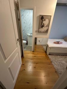 En Suits room with your own bathroom and toilet