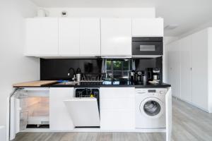 Helińskiego Comfy Apartment by BookingHost