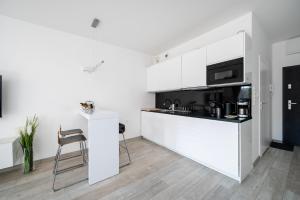 Helińskiego Comfy Apartment by BookingHost