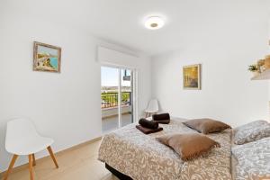 Prime located penthouse w seaview
