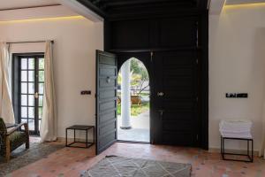 luxe aux portes de marrakech pool and atlas