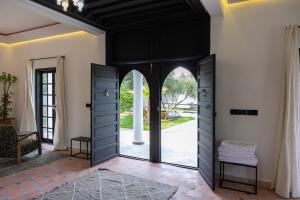 luxe aux portes de marrakech pool and atlas
