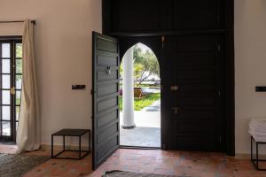 luxe aux portes de marrakech pool and atlas