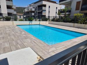 T2 climatisé proche mer avec piscine