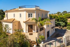 Villa Monte das Oliveiras with Private Pool