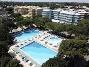 Relaxing stay by the pool