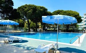 Relaxing stay by the pool