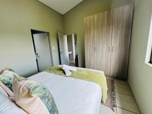 Rosebank Luxe, Parking, Wifi, Mall, Gautrain & Heater