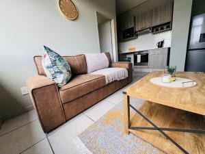 Rosebank Luxe, Parking, Wifi, Mall, Gautrain & Heater