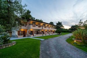 Elena Apartments & Studios