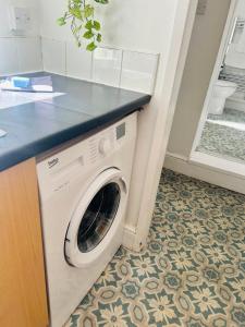 Newly Refreshed Cottage, New King Bed, Free Parking & WiFi