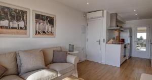 Refurbished apartment calella de pal. beach 250mts