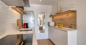 Refurbished apartment calella de pal. beach 250mts