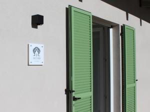 Isaccos Room - Pet-Friendly Studio Apartment near Alba
