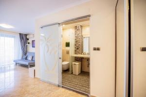 5 min walk from the beach 2