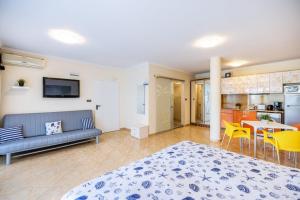 5 min walk from the beach 2