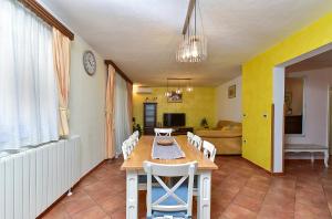 Apartment Modrusani 1561