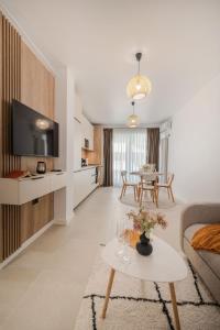 Velvet Breeze Apartment in Odyssey Pools Spa and Parking