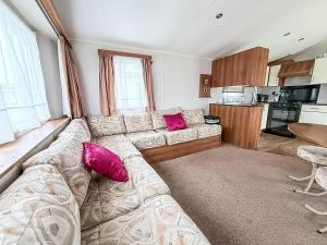Caravan With Side Decking At St Osyth Beach Holiday Park Ref 28018Td